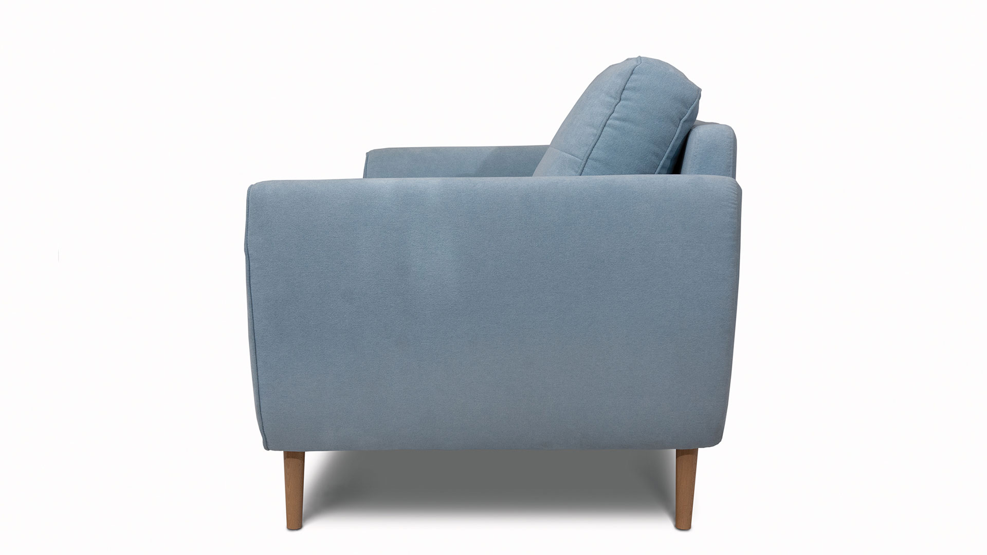 Jasnoniebieska sofa na drewnianych nogach Oland